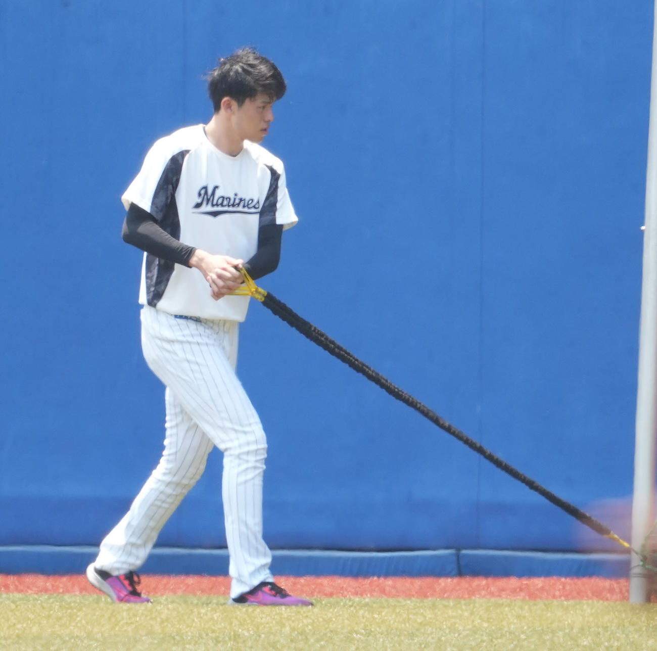 ロッテ対楽天　試合前練習で体を動かすロッテ佐々木朗（撮影・鈴木みどり）