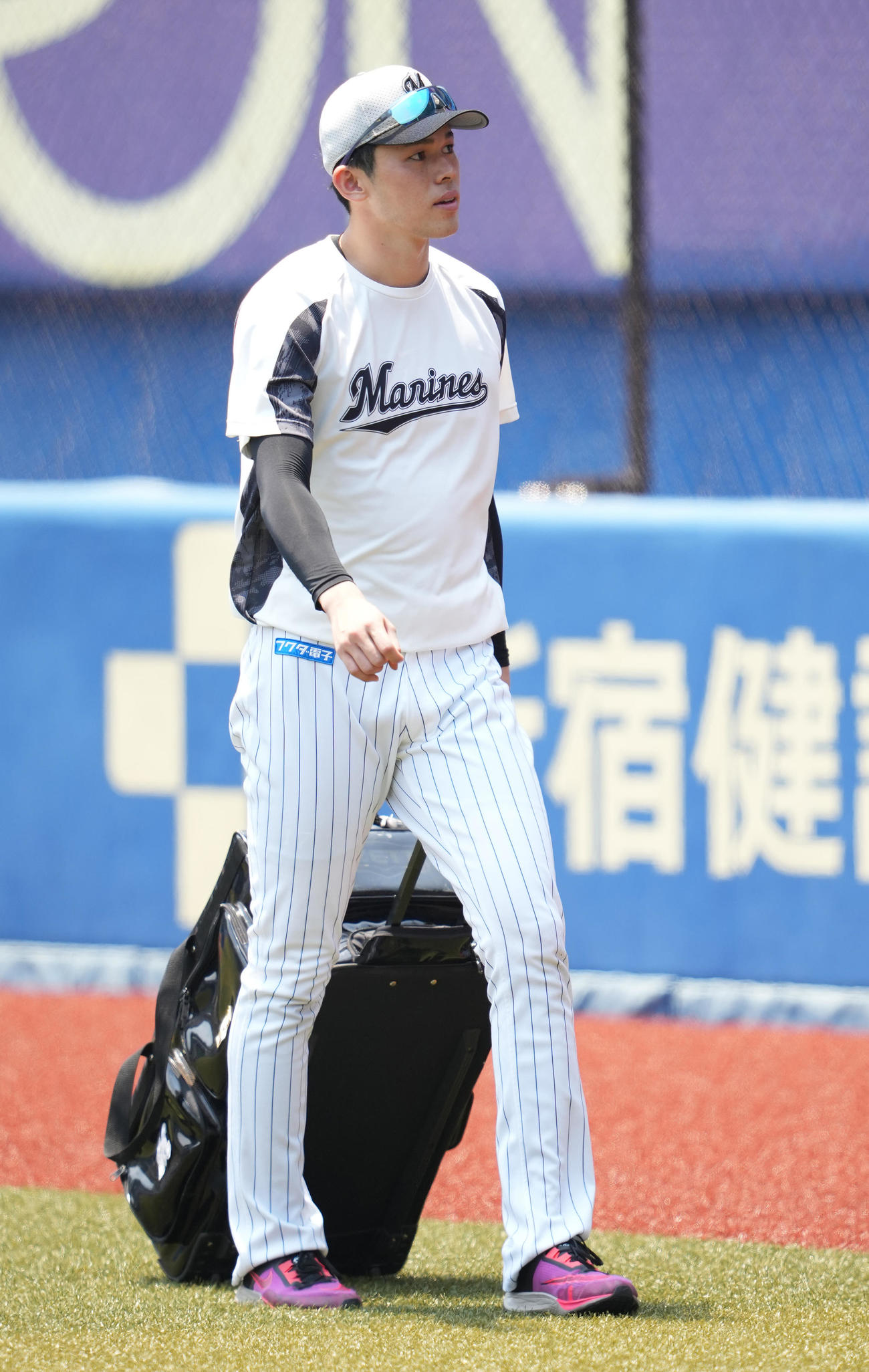 ロッテ対楽天　試合前練習を終え引き揚げるロッテ佐々木朗（撮影・鈴木みどり）