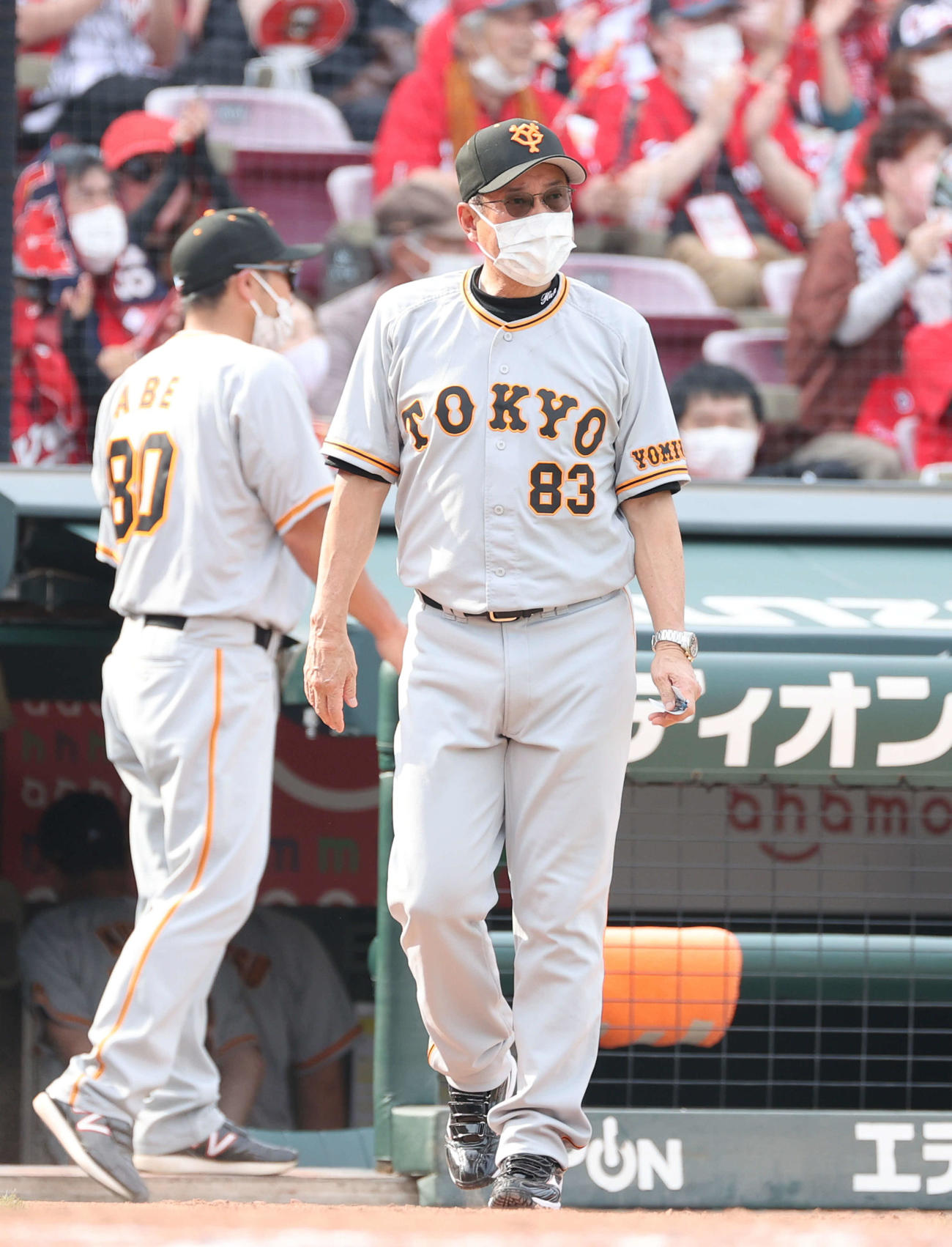 広島対巨人　8回裏広島、交代を告げる原監督（撮影・加藤孝規）