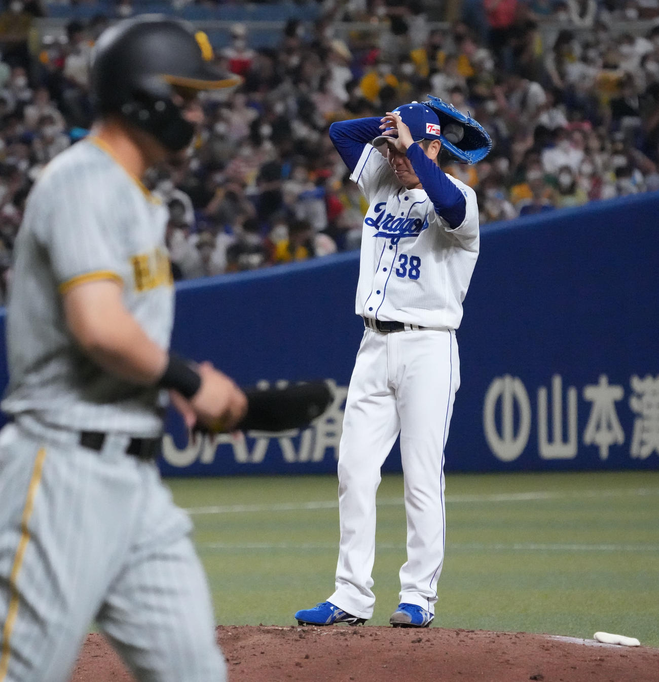 中日対阪神　3回表阪神2死一、二塁、佐藤輝に死球を与えた松葉（右）（撮影・森本幸一）