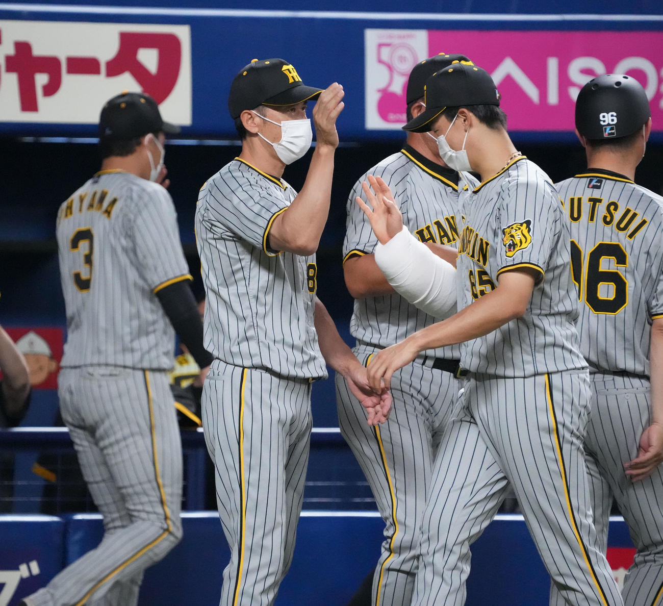 中日対阪神　試合終了、ナインを迎える矢野監督（左から2人目）（撮影・森本幸一）