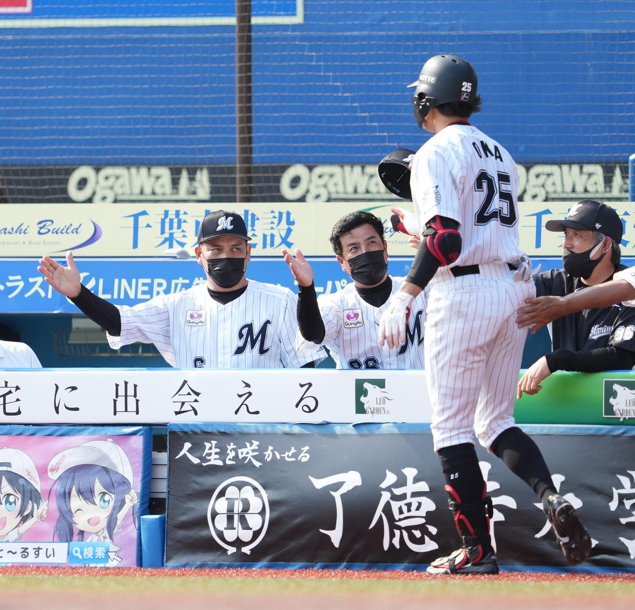 ロッテ対楽天　5回裏ロッテ1死三塁、スクイズを決めた岡を迎える井口監督（左）（撮影・鈴木みどり）