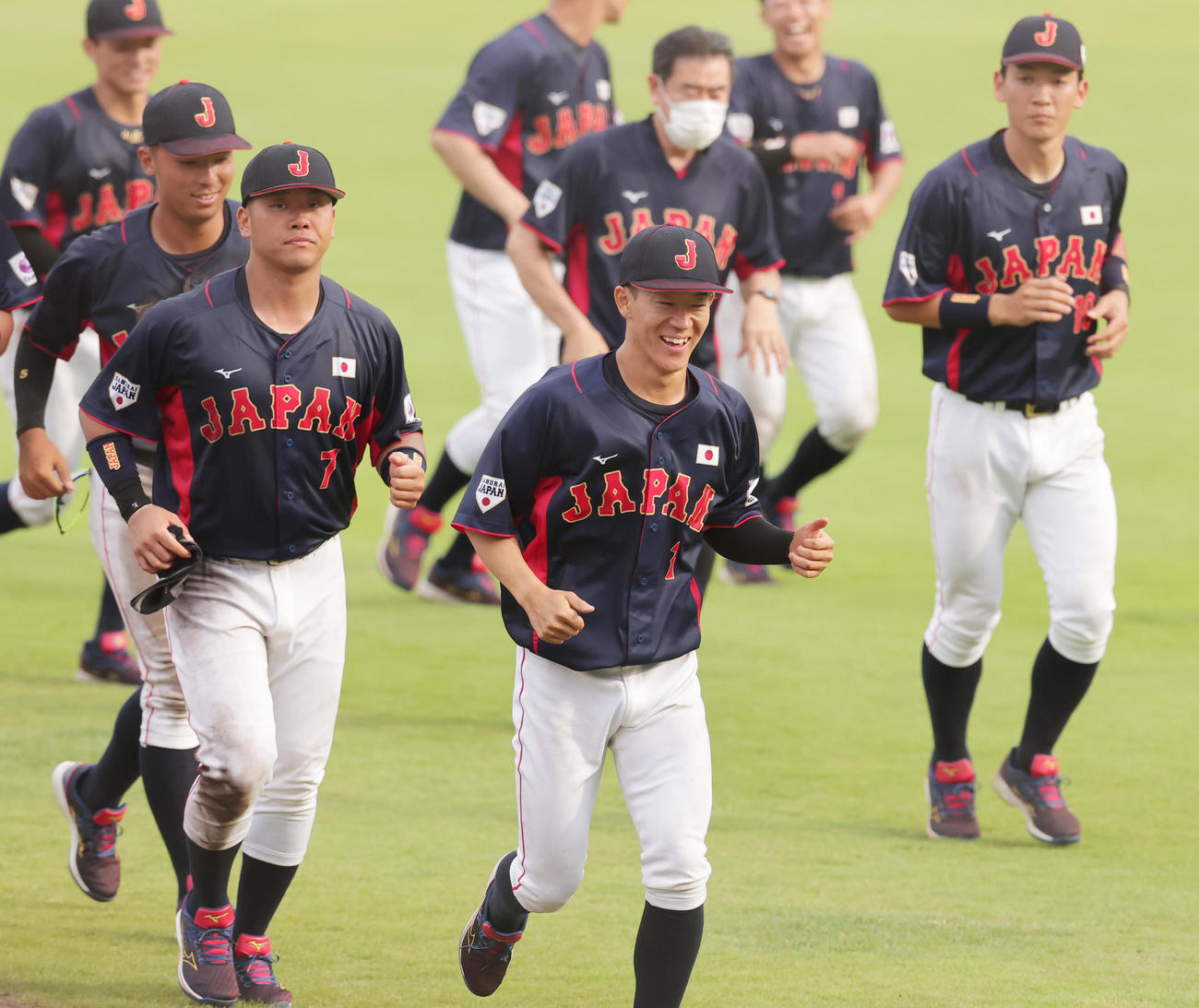 大学日本代表対ENEOS　クールダウンを終え笑顔でベンチに戻る日体大・矢沢（撮影・野上伸悟）