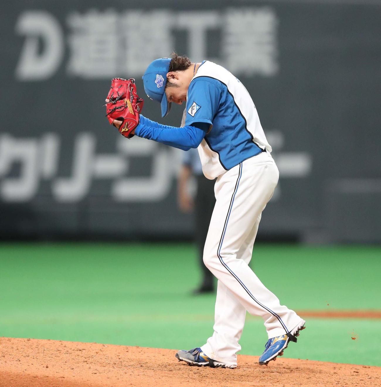日本ハム対オリックス　9回表オリックス2死二、三塁、安達を打ち取り完封勝利を挙げグラブをたたく伊藤（撮影・黒川智章）