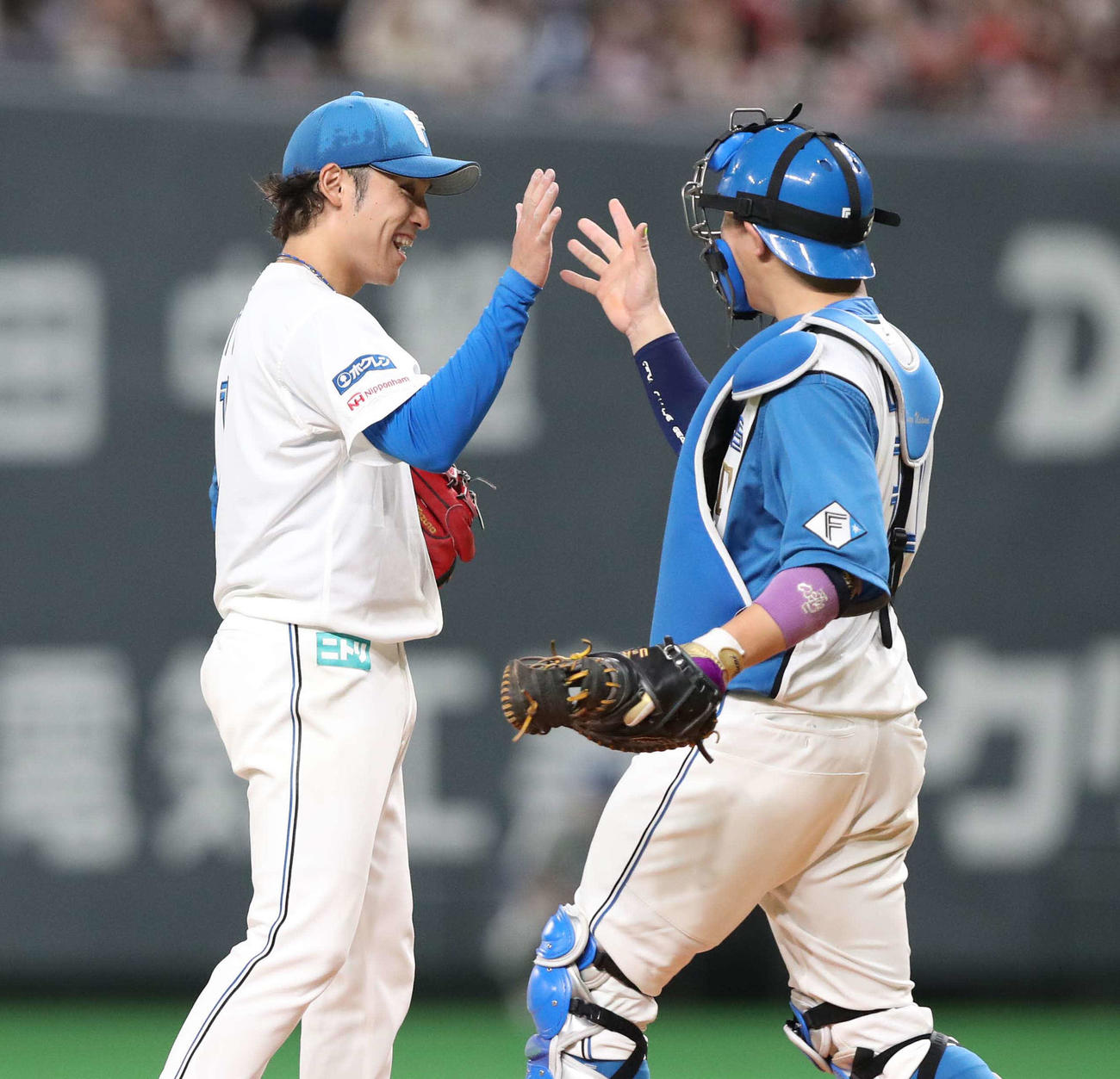 日本ハム対オリックス　完封勝利を挙げ宇佐見（右）とタッチする伊藤（撮影・黒川智章）