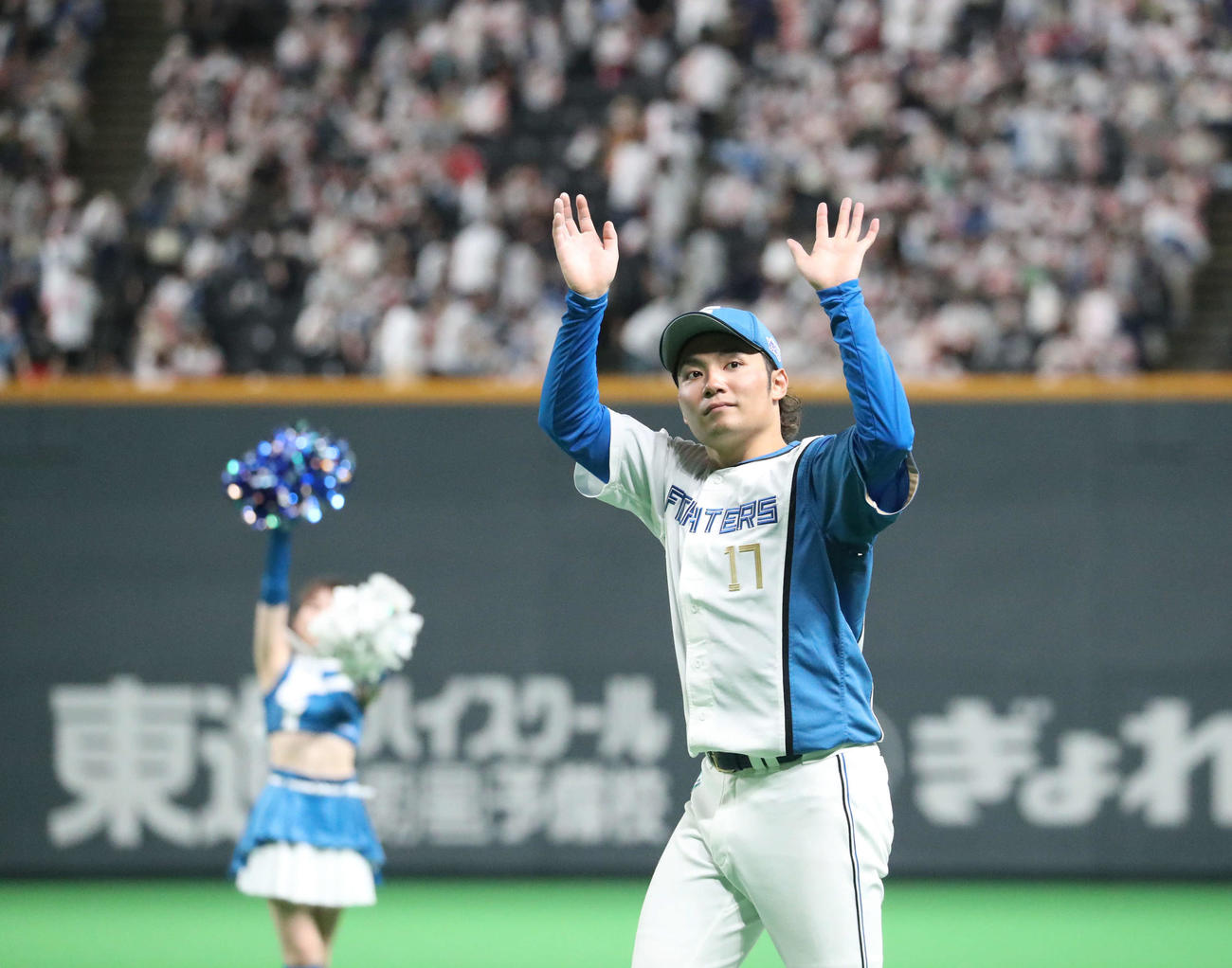 日本ハム対オリックス　スタンド応援席のファンに手を振りながら引き揚げる日本ハム伊藤（撮影・佐藤翔太）