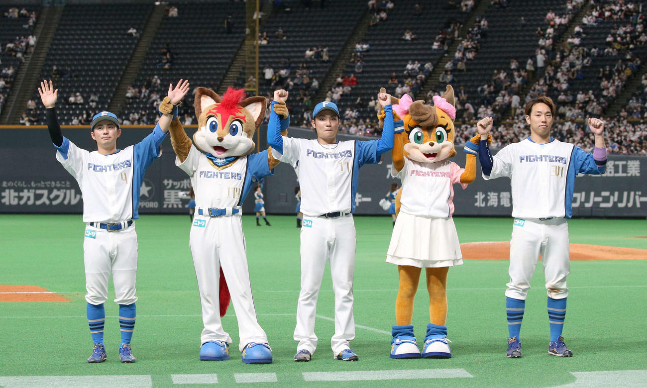 日本ハム対オリックス　試合後、笑顔でガッツポーズの左から上川畑、伊藤、宇佐見（撮影・黒川智章）