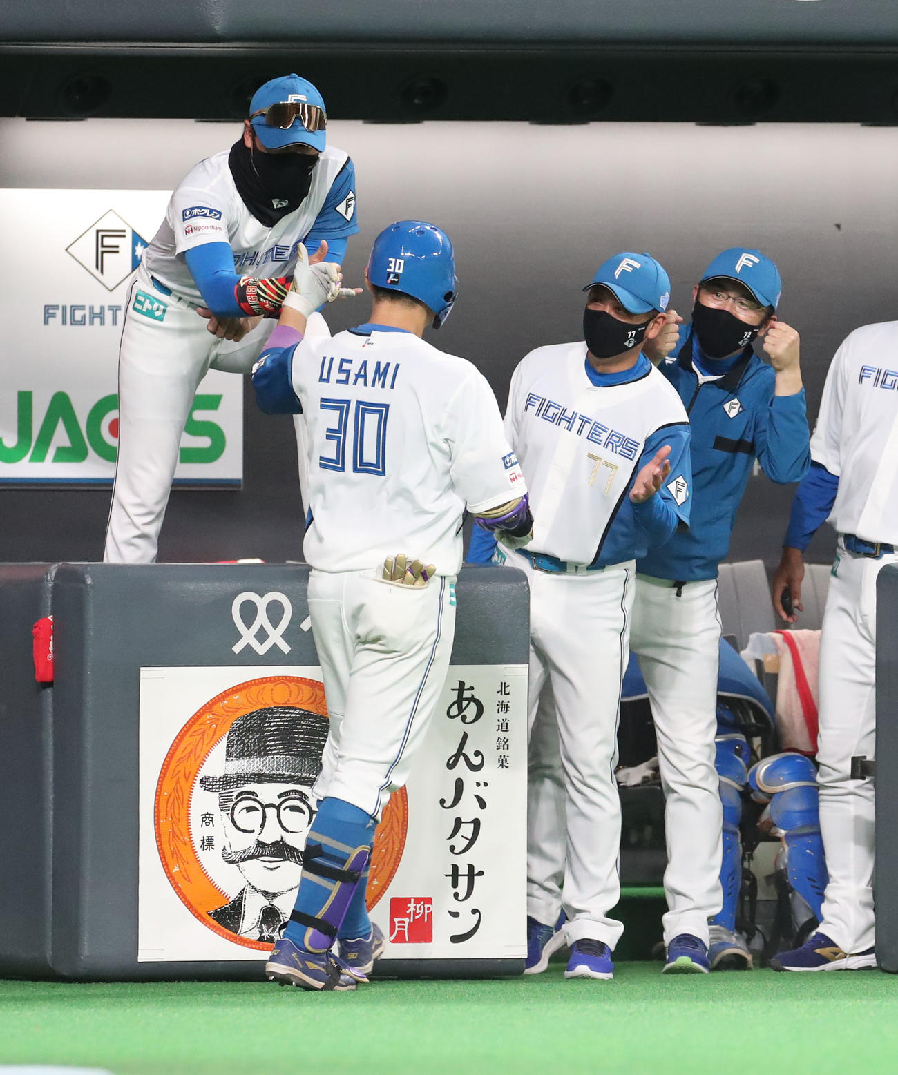 日本ハム対オリックス　7回裏日本ハム無死、新庄監督（左）は右越え本塁打を放った宇佐見を出迎える（撮影・佐藤翔太）