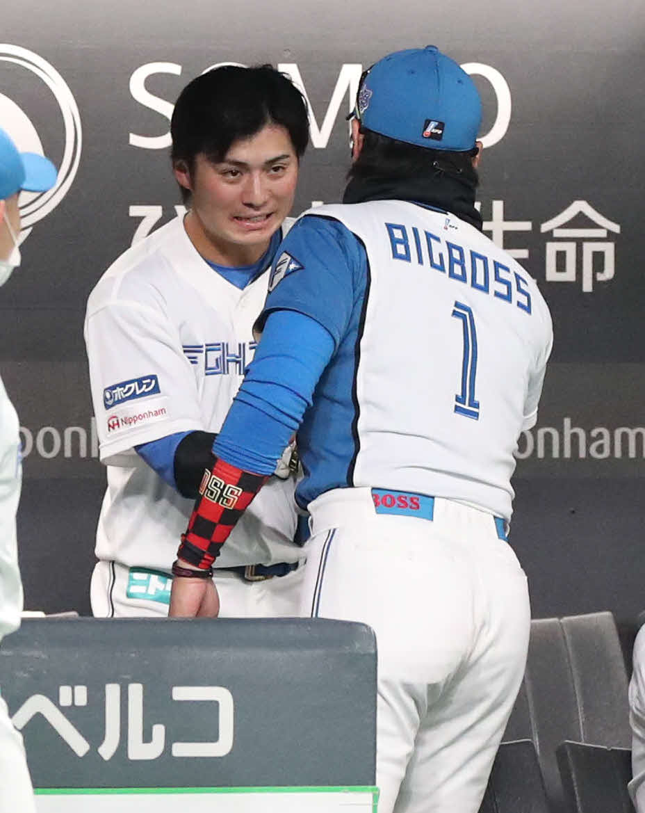 日本ハム対オリックス　代打起用に応えた日本ハム上川畑（左後方）に声をかける新庄監督（撮影・佐藤翔太）