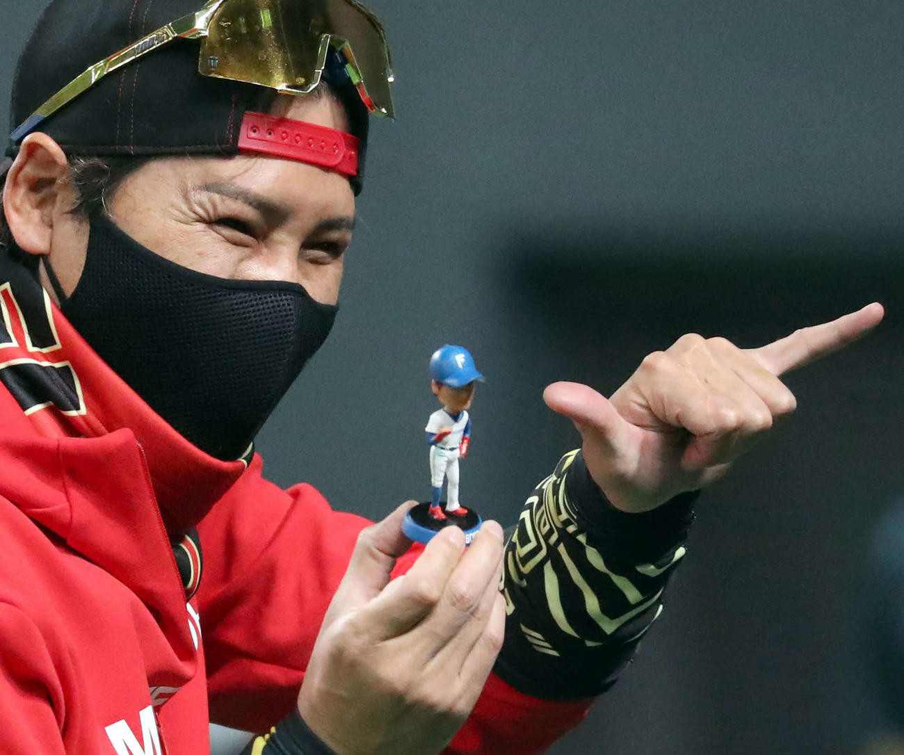 日本ハム対オリックス　BIGBOSSボブルヘッド人形を持ちながらポーズを決める日本ハム新庄監督（撮影・佐藤翔太）