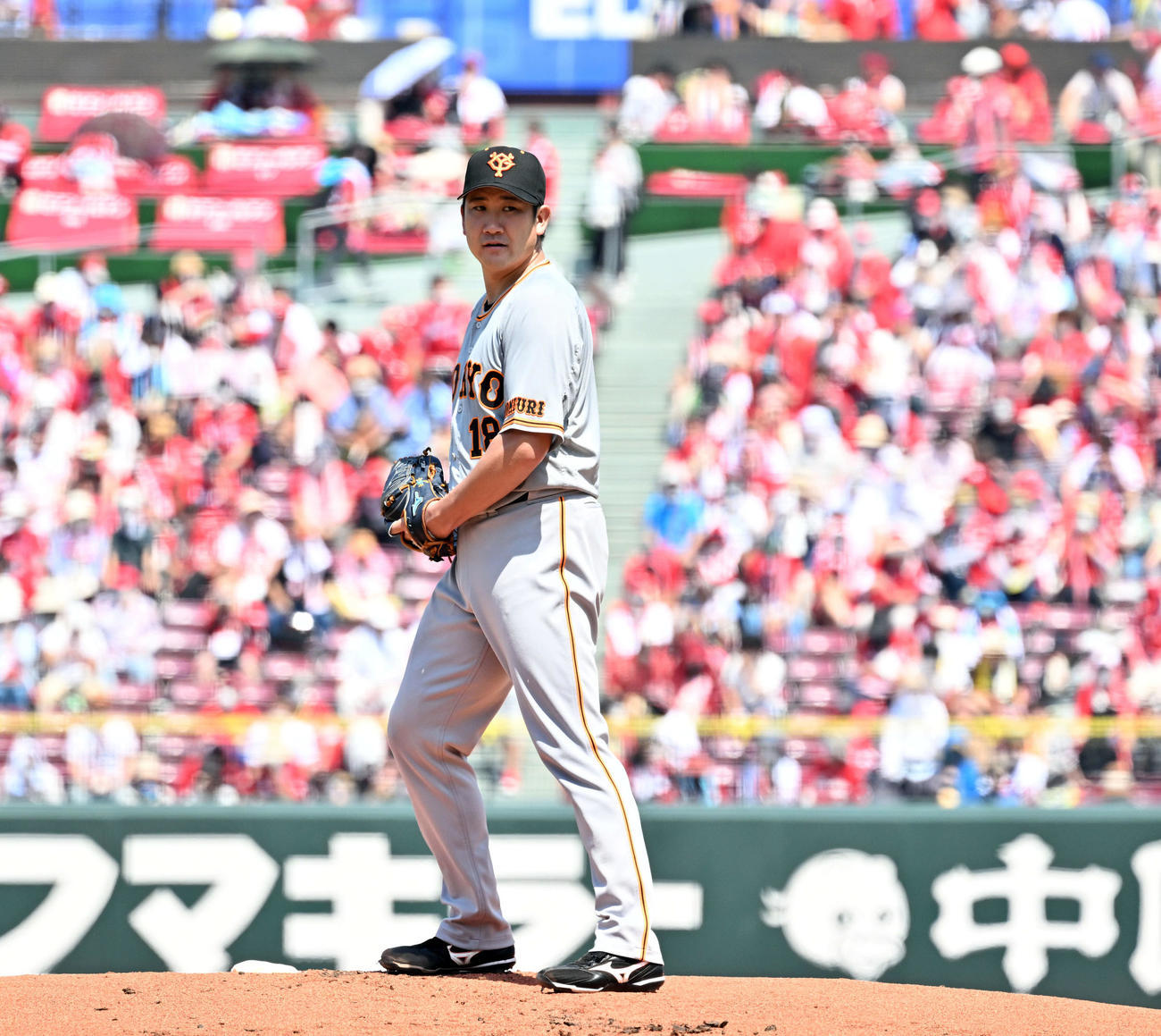広島対巨人　セットポジションから投球に入る巨人菅野（撮影・たえ見朱実）