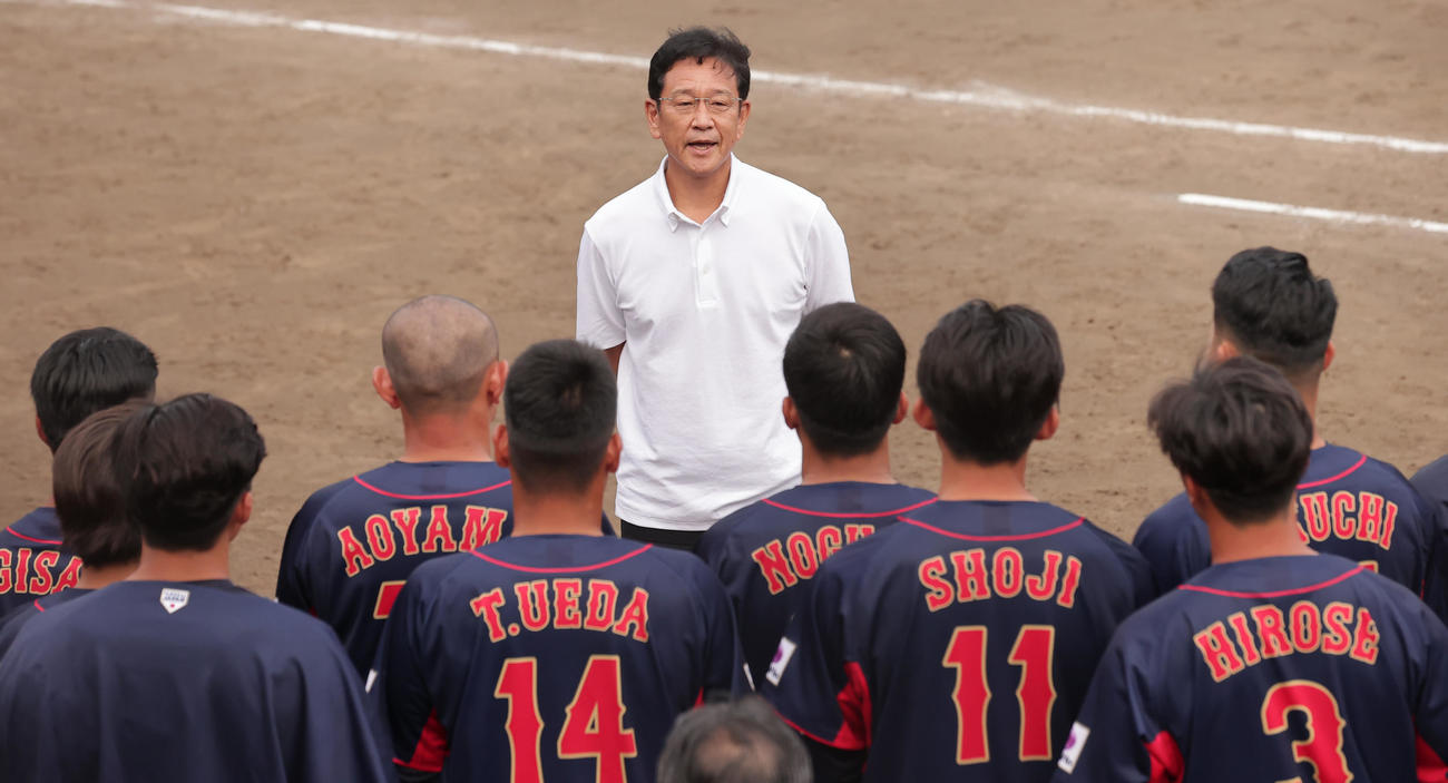 大学日本代表対ENEOSとの試合後に、大学日本代表の選手たちに声をかける侍ジャパン栗山監督（撮影・野上伸悟）