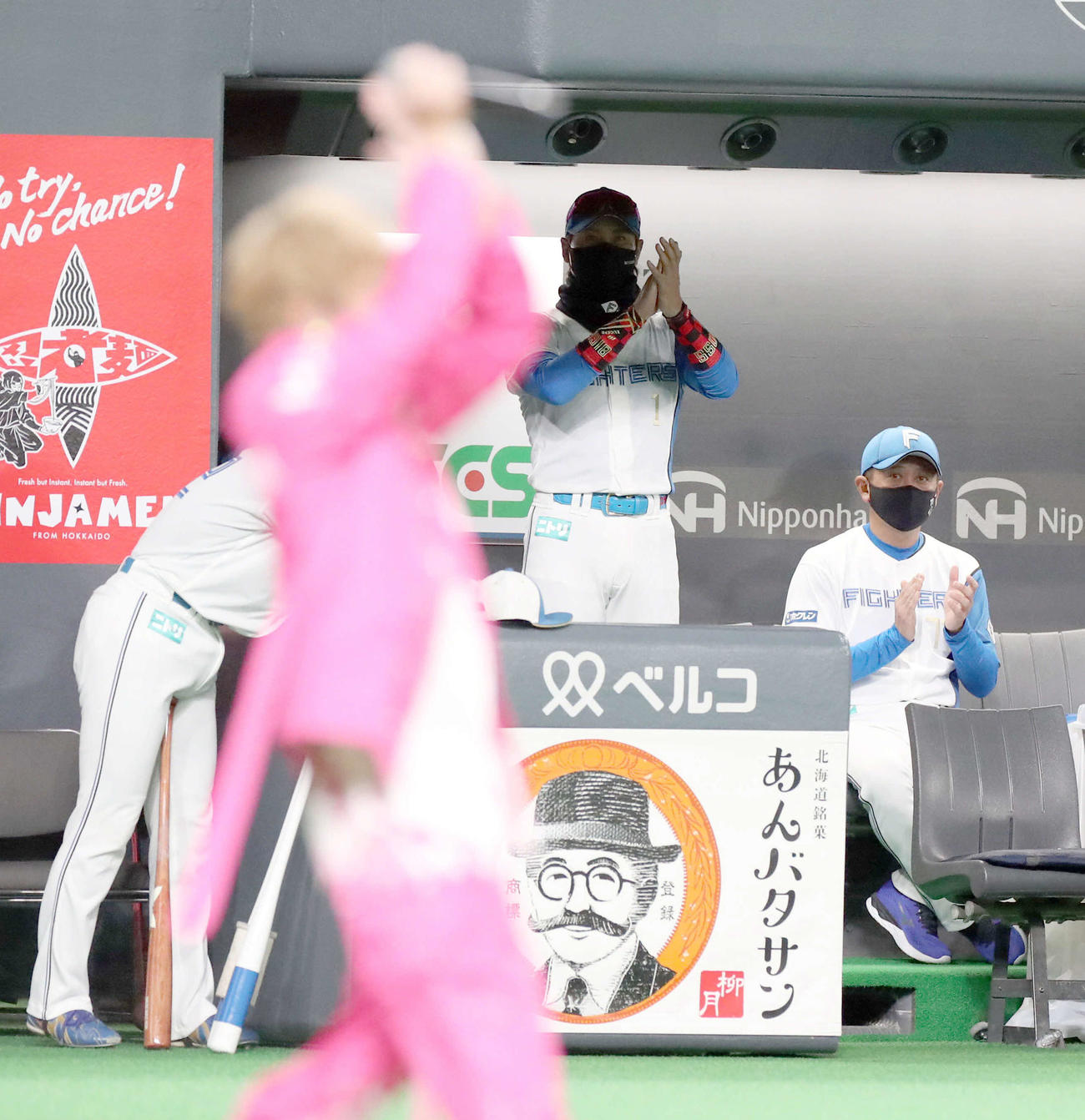 日本ハム対オリックス　手越（左手前）のスペシャルライブに拍手を送る日本ハム新庄監督（撮影・佐藤翔太）
