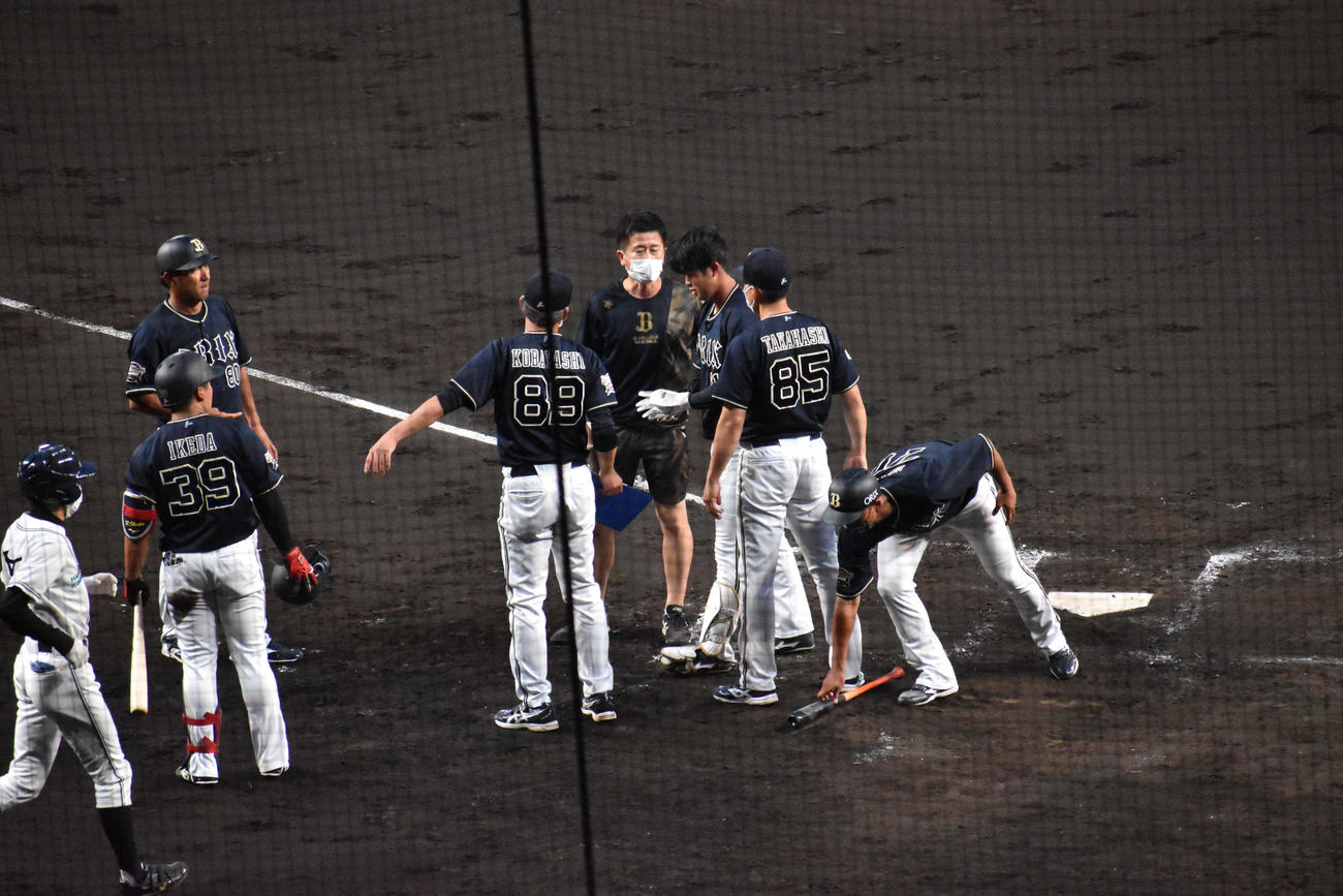 左側頭部に死球を受け、ベンチへと下がるオリックス太田（撮影・古財稜明）