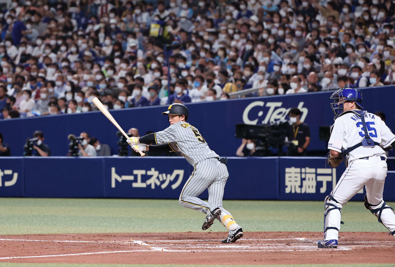 中日対阪神　3回表阪神2死一塁、近本は左前打を放つ（撮影・上田博志）