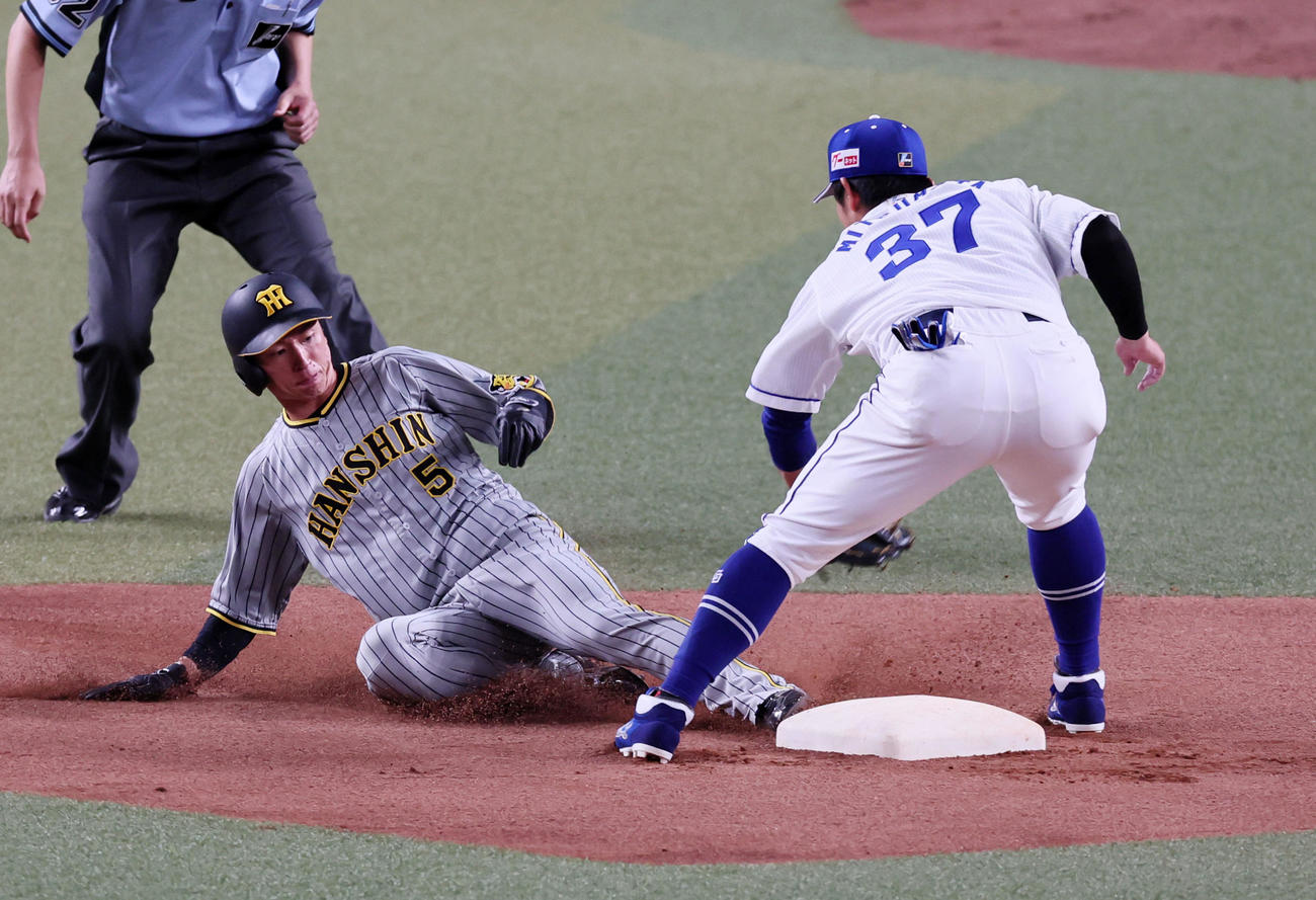 中日対阪神　8回表阪神無死一塁、打者佐藤輝の時、近本は二盗を決める。野手は三ツ俣（撮影・加藤哉）
