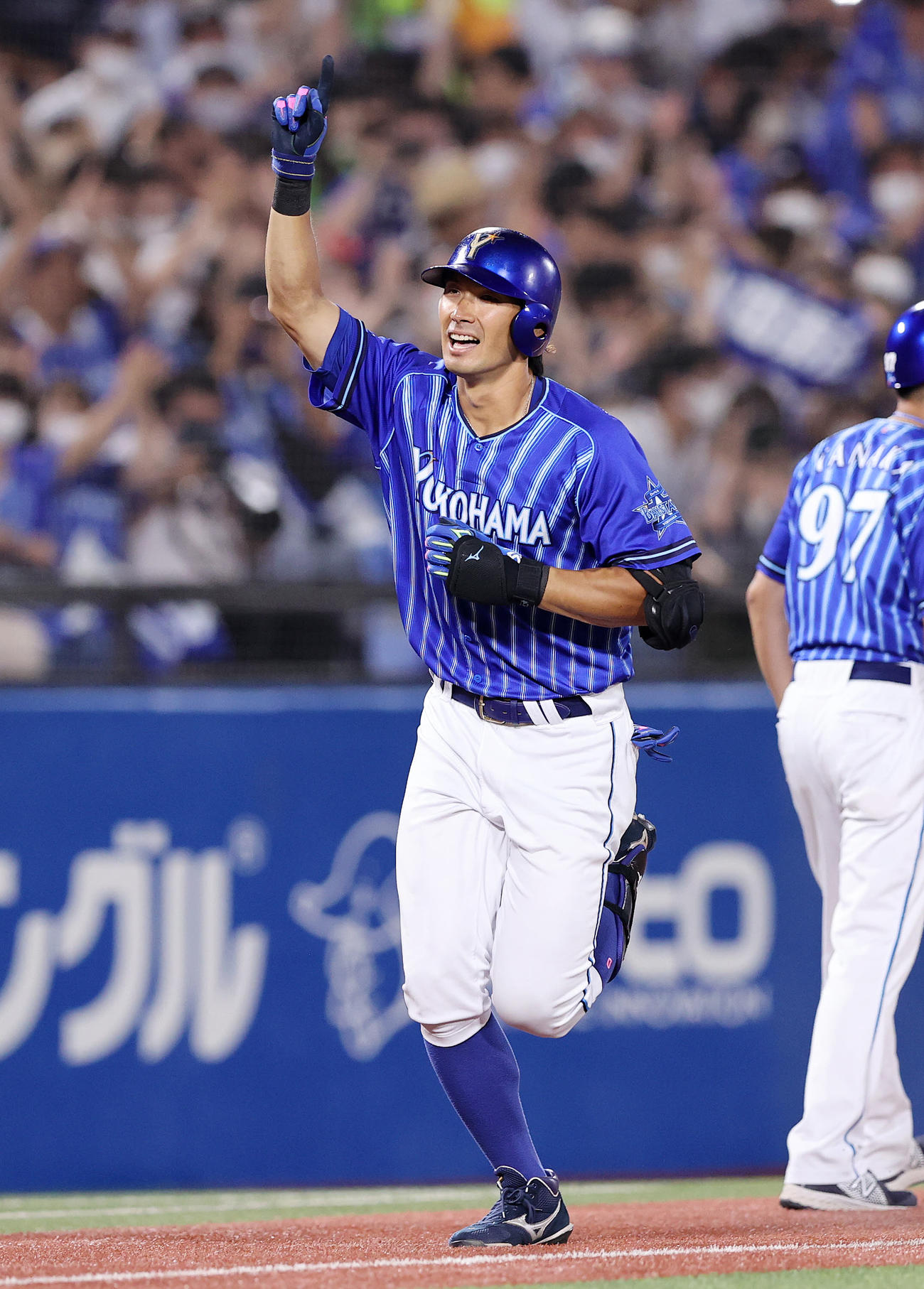 ヤクルト対DeNA 7回表DeNA無死、大田は左越えソロ本塁打を放ちポーズを決める（撮影・鈴木正人）
