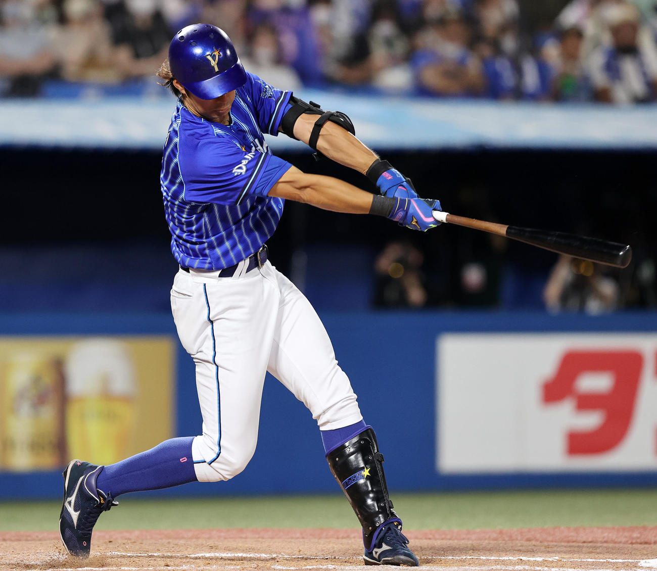 ヤクルト対DeNA 7回表DeNA無死、大田は左越えソロ本塁打を放つ（撮影・鈴木正人）