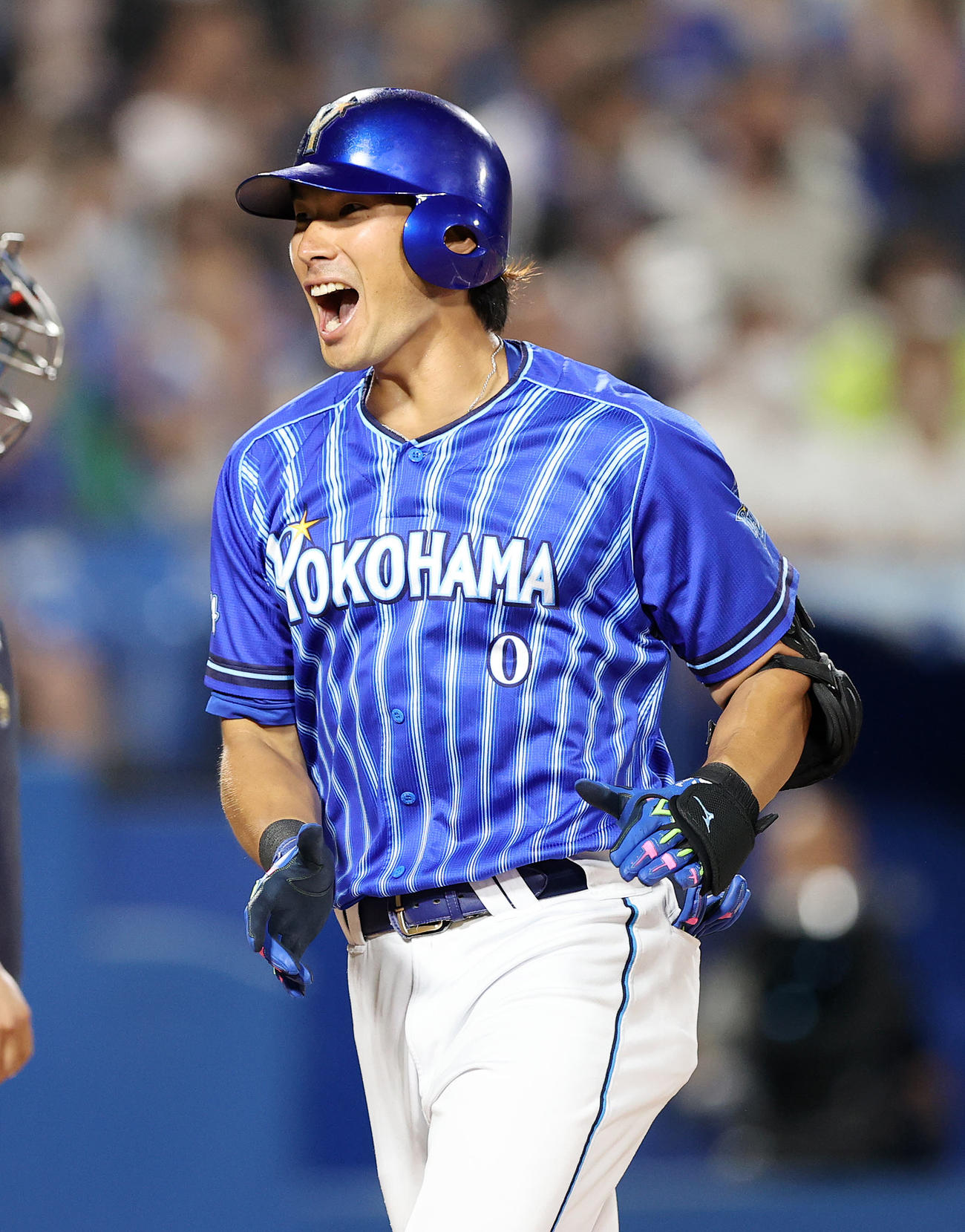 ヤクルト対DeNA 7回表DeNA無死、大田は左越えソロ本塁打を放ち雄たけびを上げる（撮影・鈴木正人）