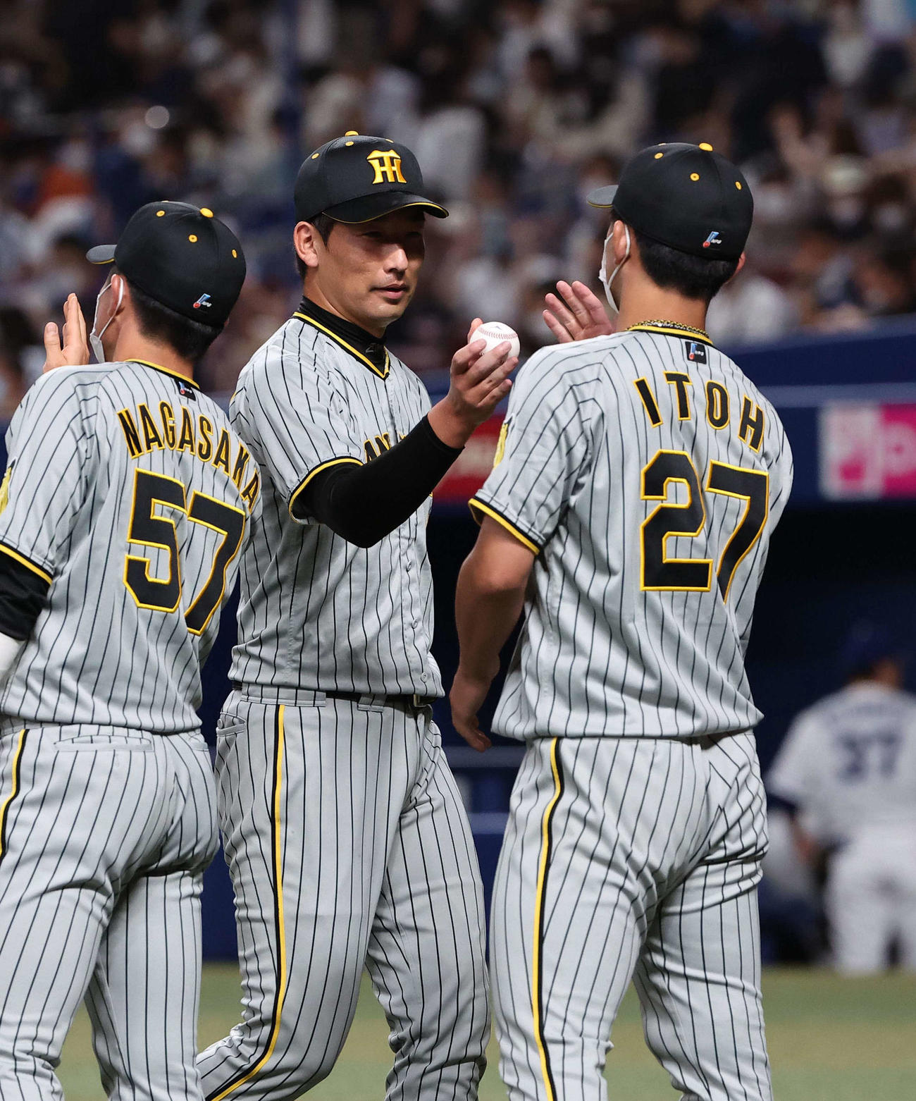 中日対阪神　岩崎（中央）は5勝目をあげた伊藤将に勝利球を手渡す（撮影・上田博志）