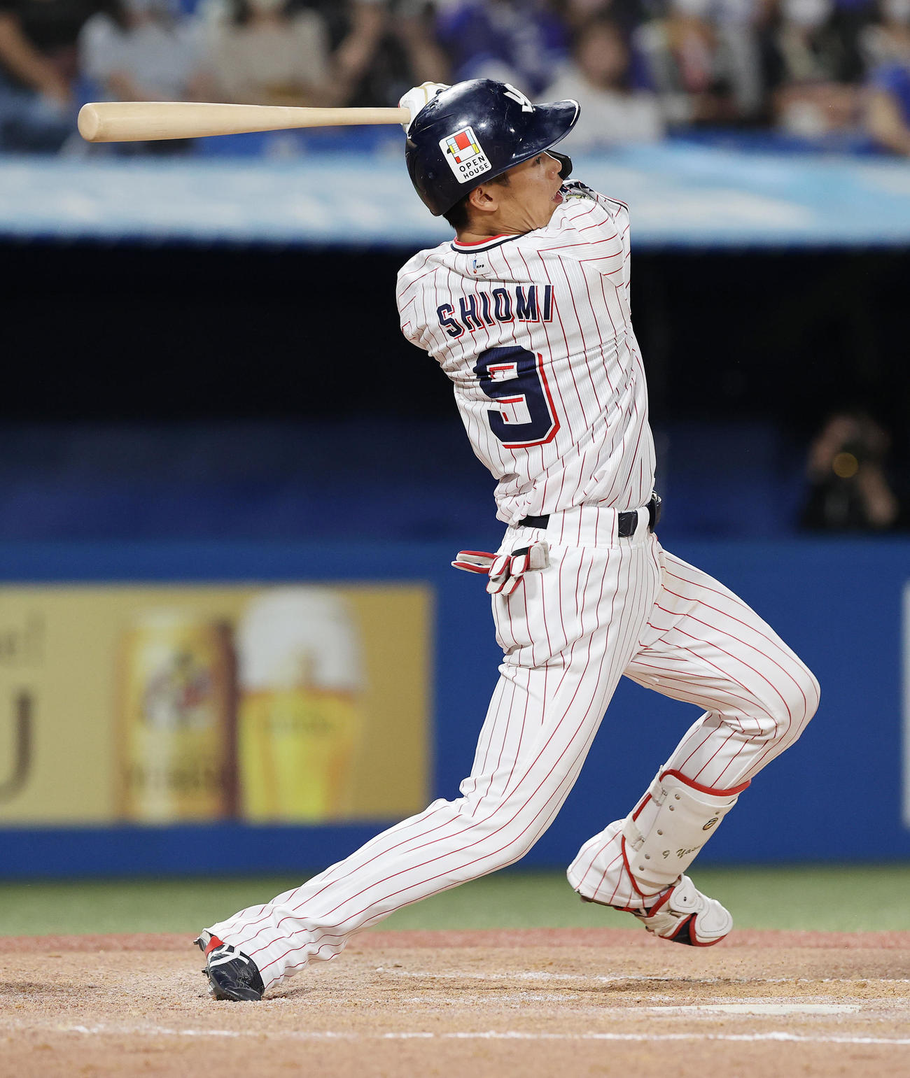 ヤクルト対DeNA 8回裏ヤクルト2死一、二塁、塩見は中前適時打を放つ（撮影・鈴木正人）