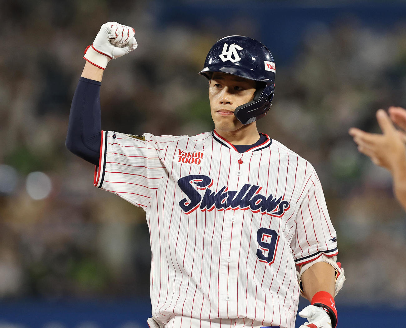 ヤクルト対DeNA 8回裏ヤクルト2死一、二塁、塩見は中前適時打を放ちガッツポーズ（撮影・鈴木正人）