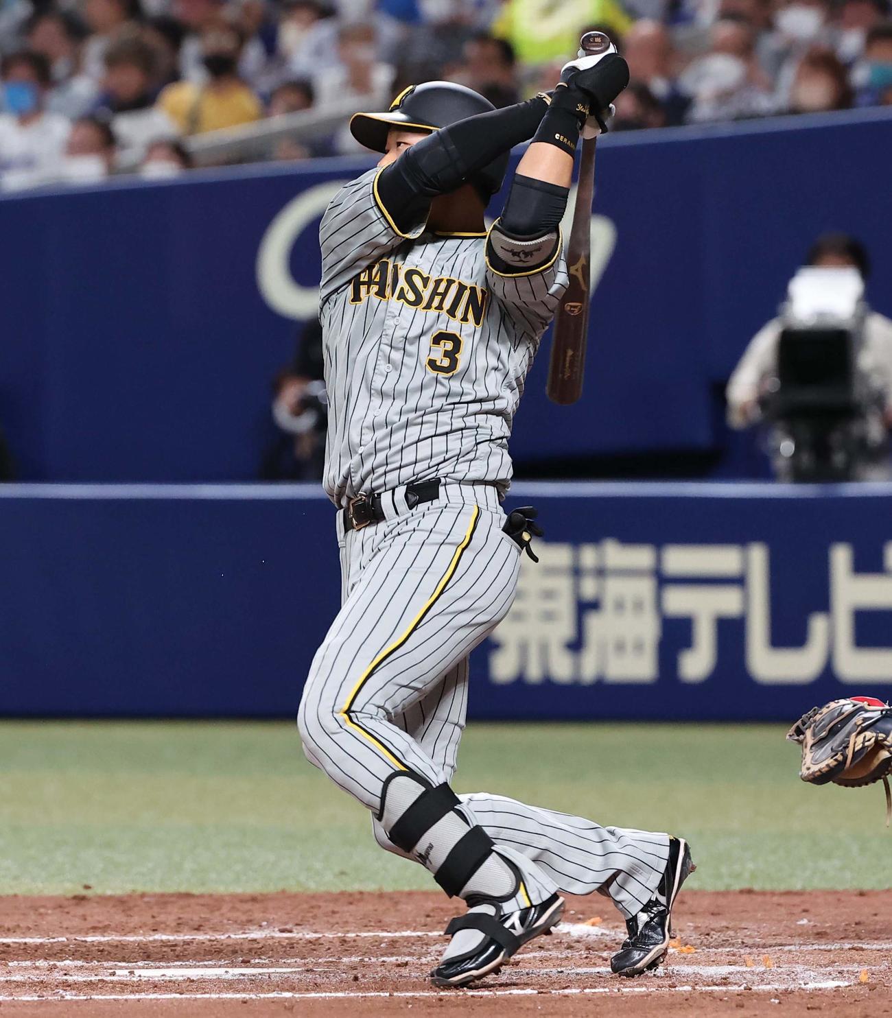 中日対阪神　3回表阪神2死満塁、大山は中前に3点適時三塁打を放つ（撮影・上田博志）