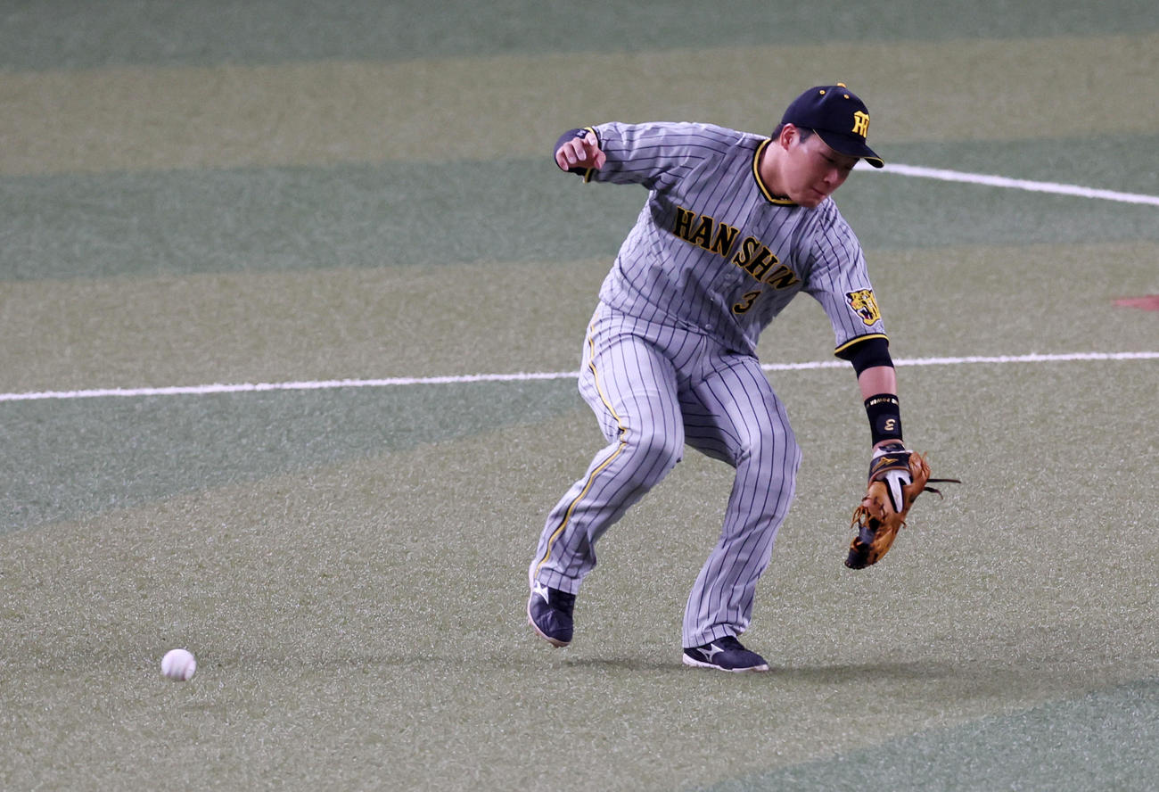 中日対阪神　2回裏中日1死二塁、大山は高橋周の打球をエラーする（撮影・加藤哉）