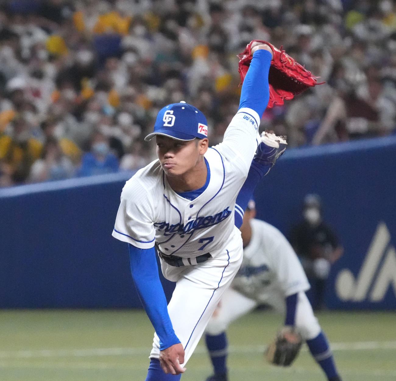 8回表、中日2番手で登板する根尾（撮影・森本幸一）