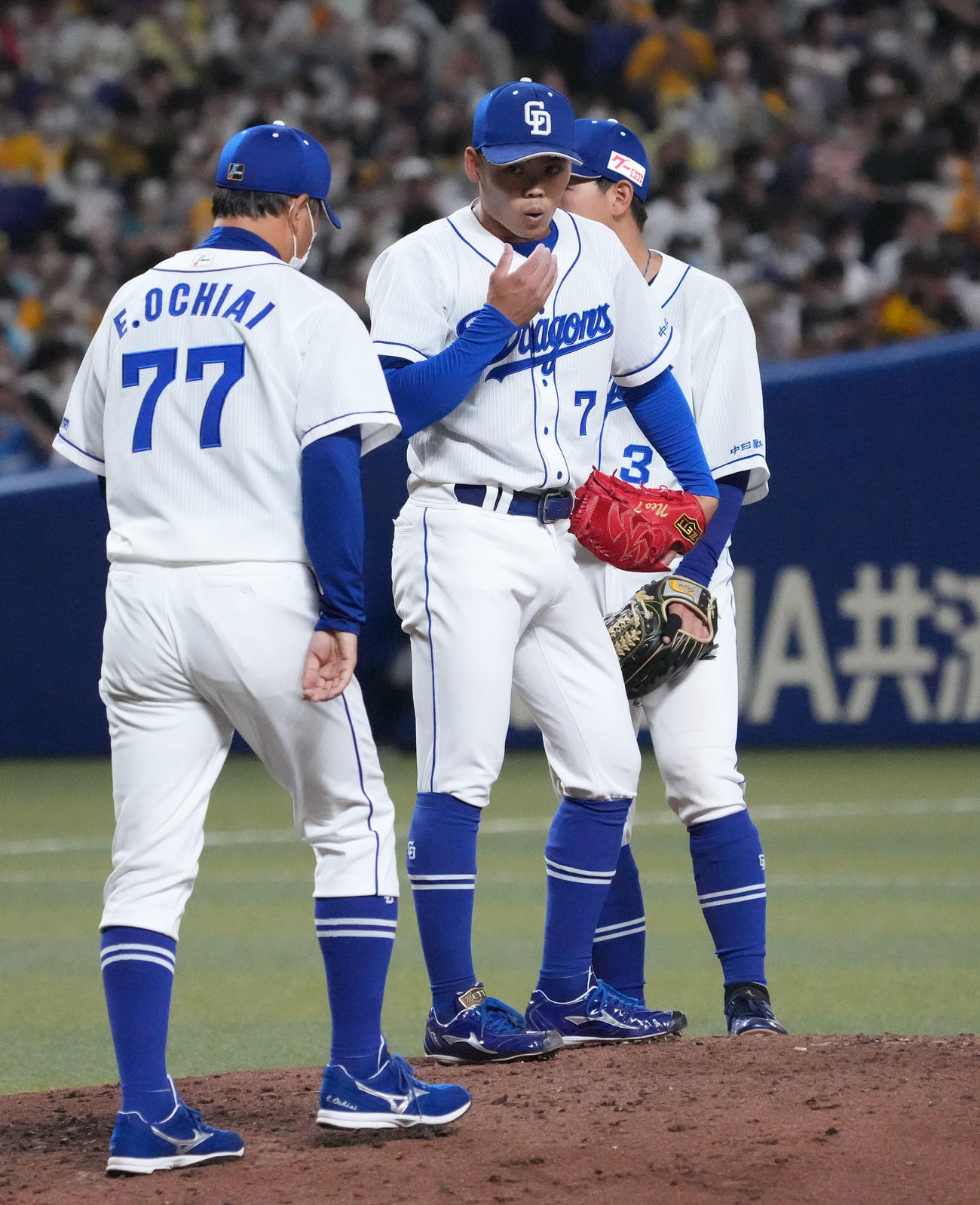 8回表阪神1死三塁、大山に四球を与えた根尾（中央）のもとに集まる中日ナイン（撮影・森本幸一）