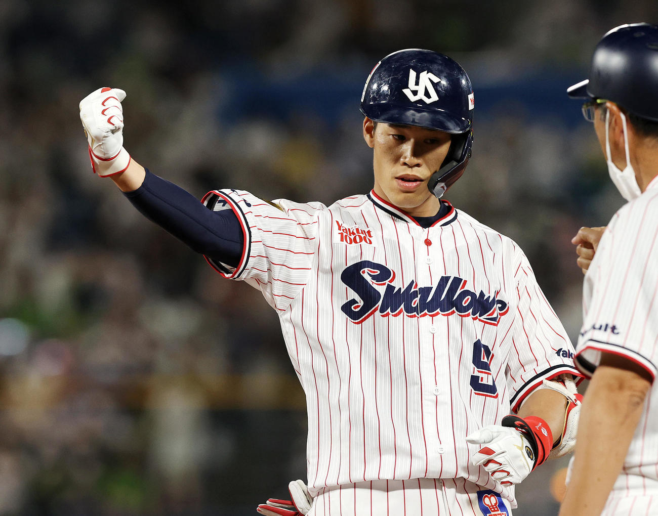 ヤクルト対DeNA 8回裏ヤクルト2死一、二塁、塩見は中前適時打を放ちガッツポーズ（撮影・鈴木正人）