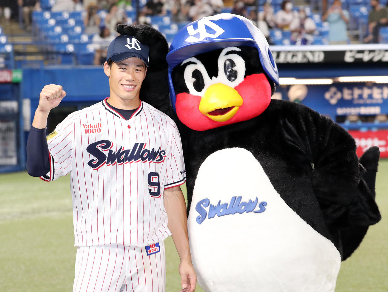 ヤクルト対DeNA　サヨナラ勝利しガッツポーズで笑顔を見せるヤクルト塩見とつば九郎（撮影・鈴木正人）