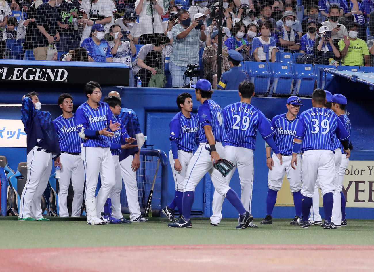 ヤクルト対DeNA　敗退し引き揚げるDeNAの選手たち（撮影・鈴木正人）