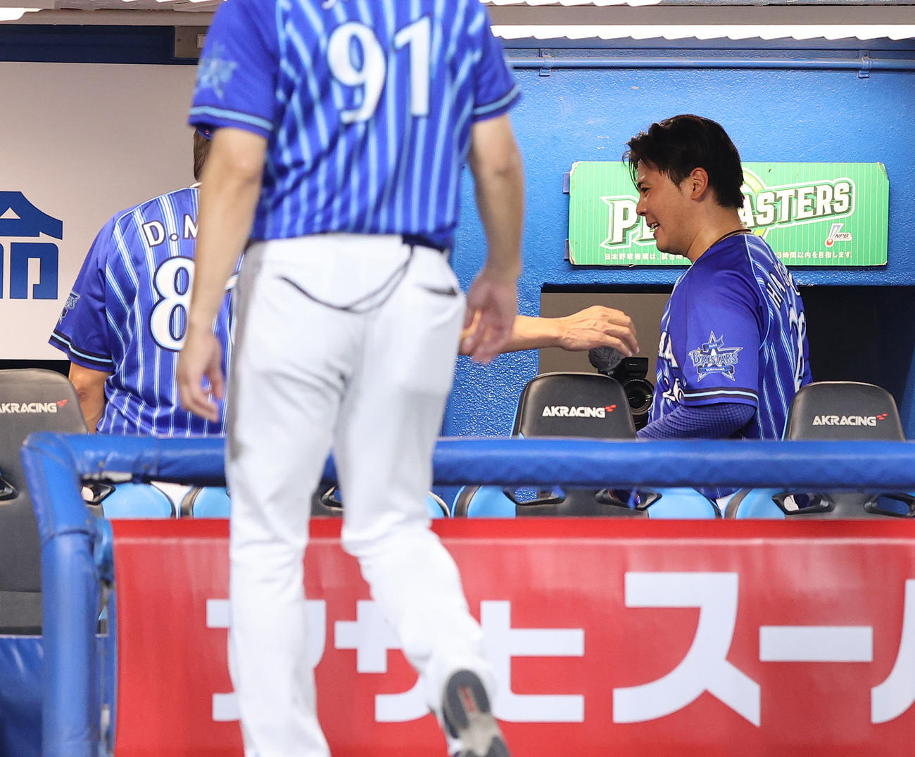 ヤクルト対DeNA 8回裏、降板したDeNA浜口（右）ねぎらう三浦監督（撮影・鈴木正人）