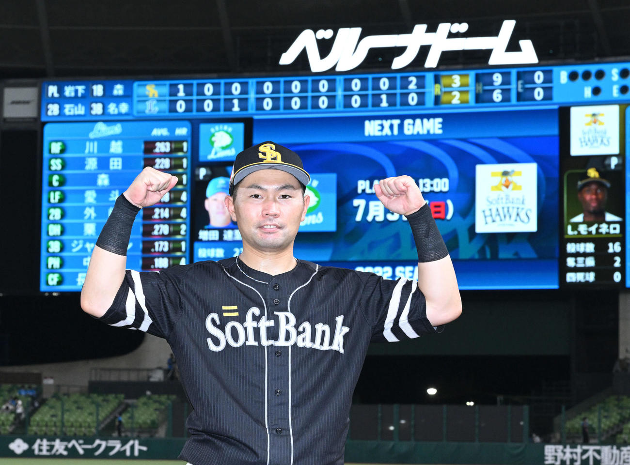 西武対ソフトバンク　ヒーローインタビューを終えポーズを決めるソフトバンク中村晃（撮影・滝沢徹郎）