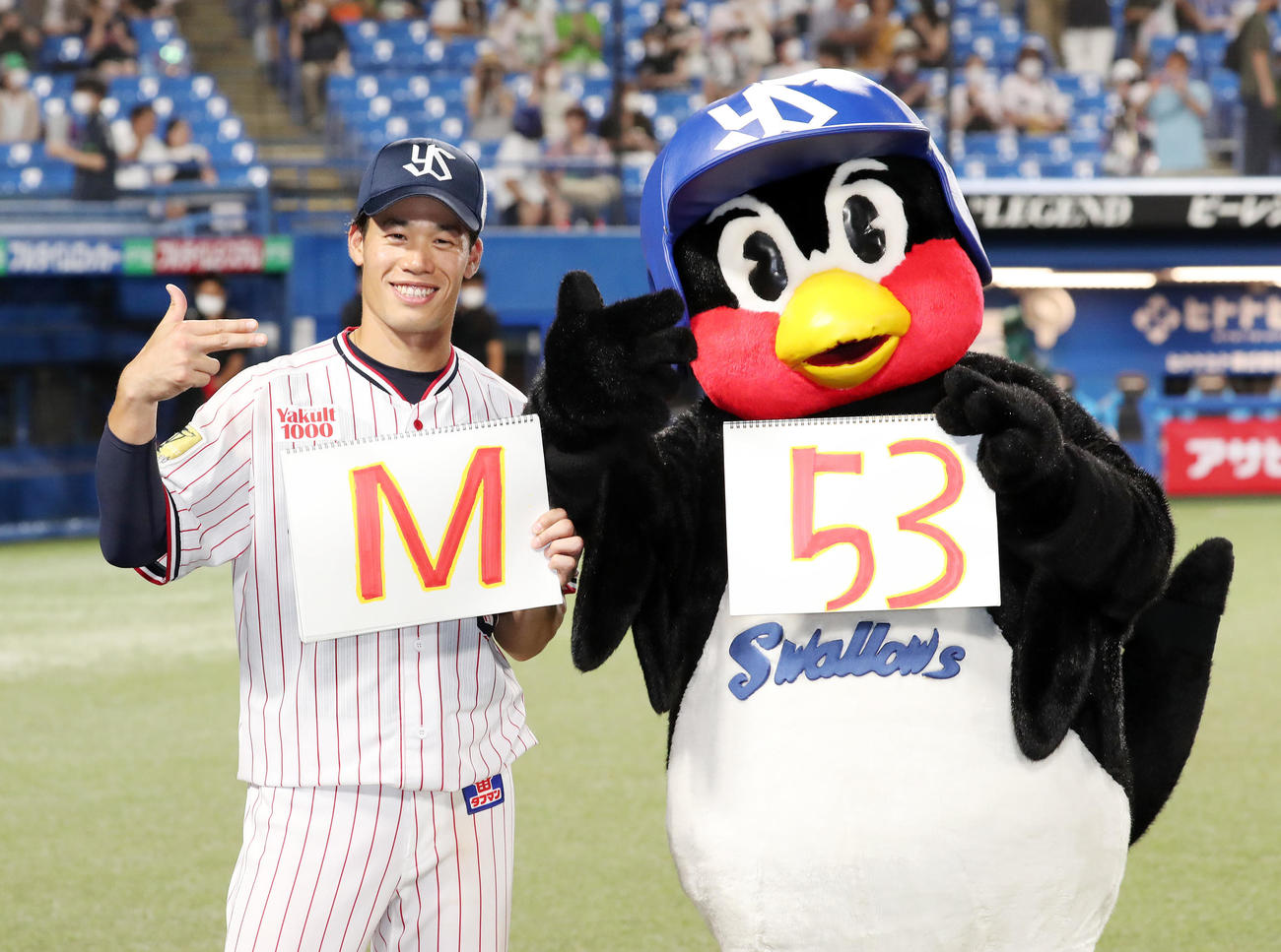 ヤクルト対DeNA M53に笑顔を見せるヤクルト塩見とつば九郎（撮影・鈴木正人）