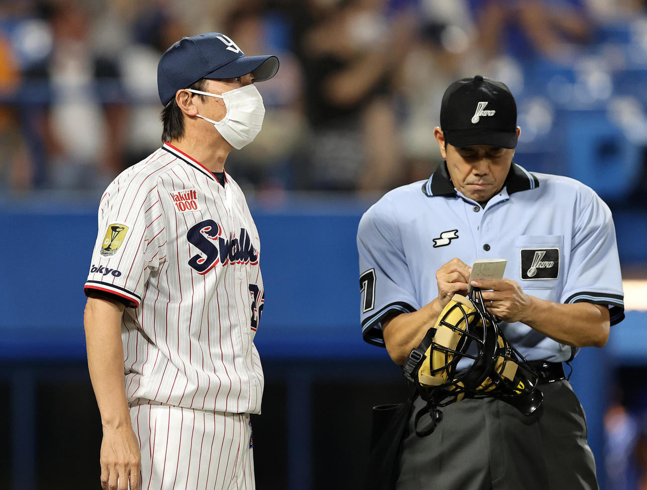 ヤクルト対DeNA 9回表、投手交代を告げるヤクルト高津監督（撮影・鈴木正人）
