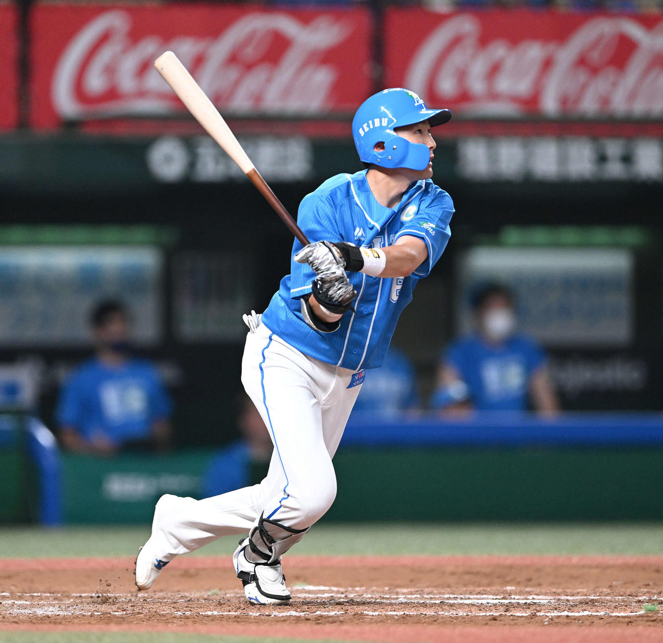 西武対ソフトバンク　8回裏西武1死、源田は右中間へソロ本塁打を放つ（撮影・滝沢徹郎）