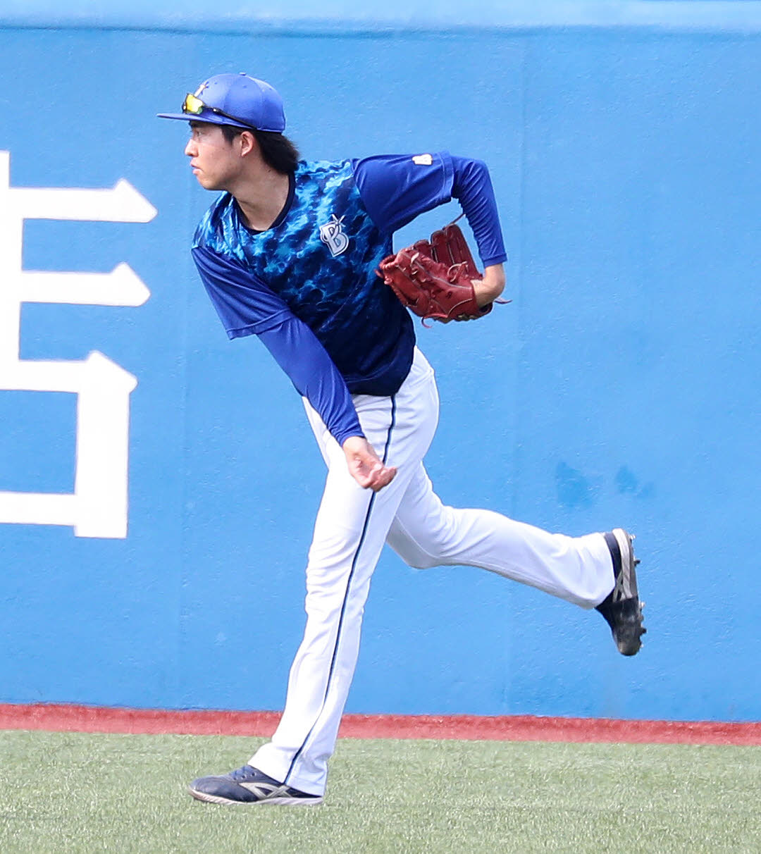 2日、ヤクルト戦の試合前にキャッチボールするDeNA京山