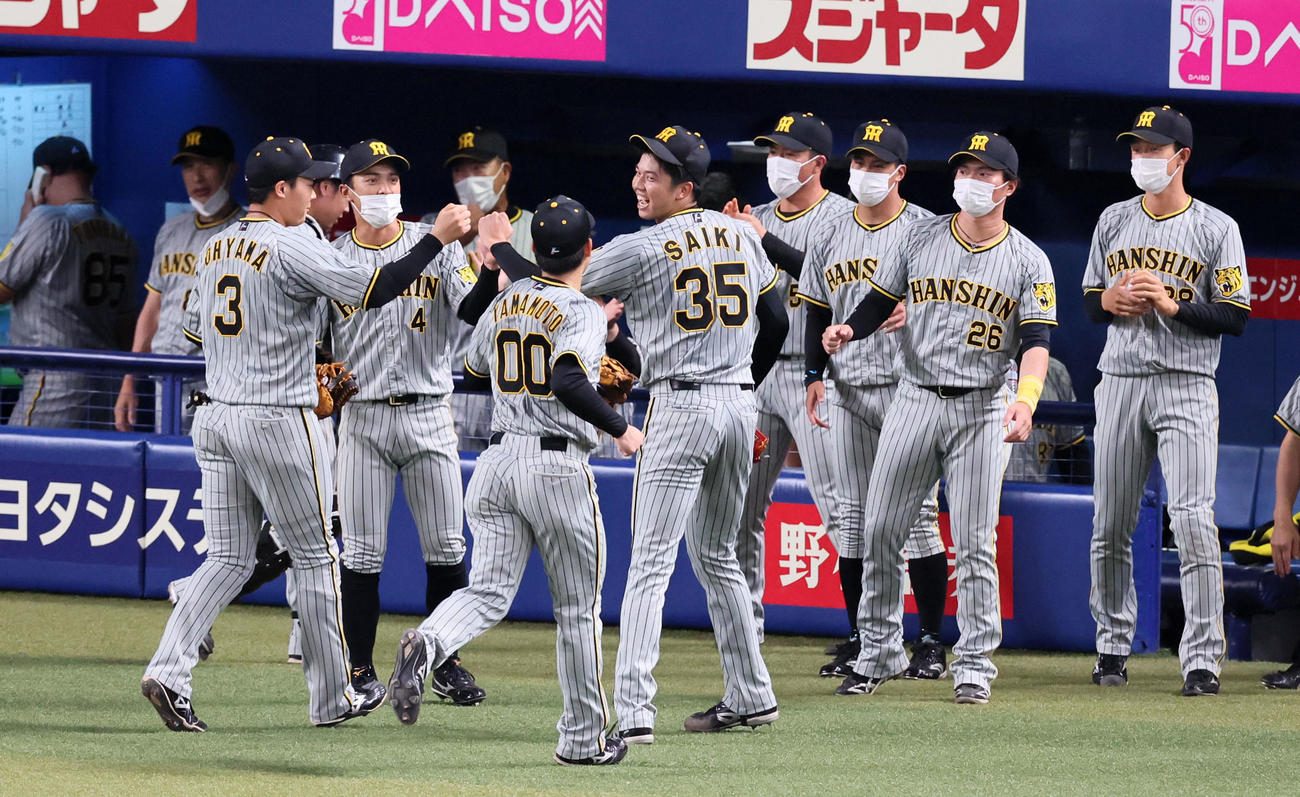中日対阪神　5回裏中日2死満塁、才木は岡林を三邪飛に仕留めベンチ前でナインと笑顔でタッチする（撮影・加藤哉）