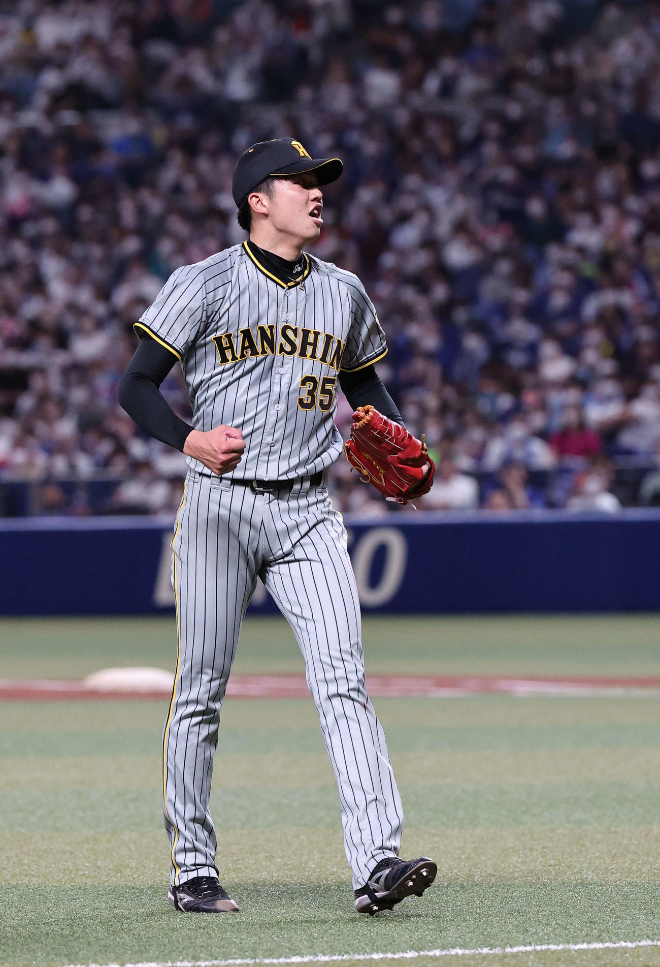 中日対阪神　5回裏中日2死満塁、才木は岡林を三邪飛に打ち取りガッツポーズする（撮影・上田博志）
