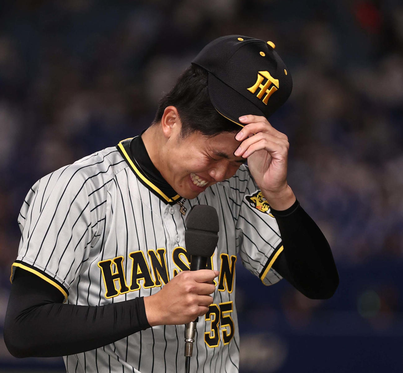 中日対阪神　3年ぶりの勝利に涙を流す才木（撮影・上田博志）