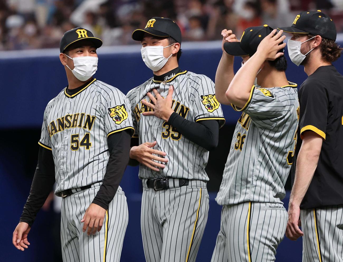 中日対阪神　3年ぶりの勝利を挙げた才木（左から2人目）はドキドキと胸を押さえて笑顔を見せる（撮影・上田博志）