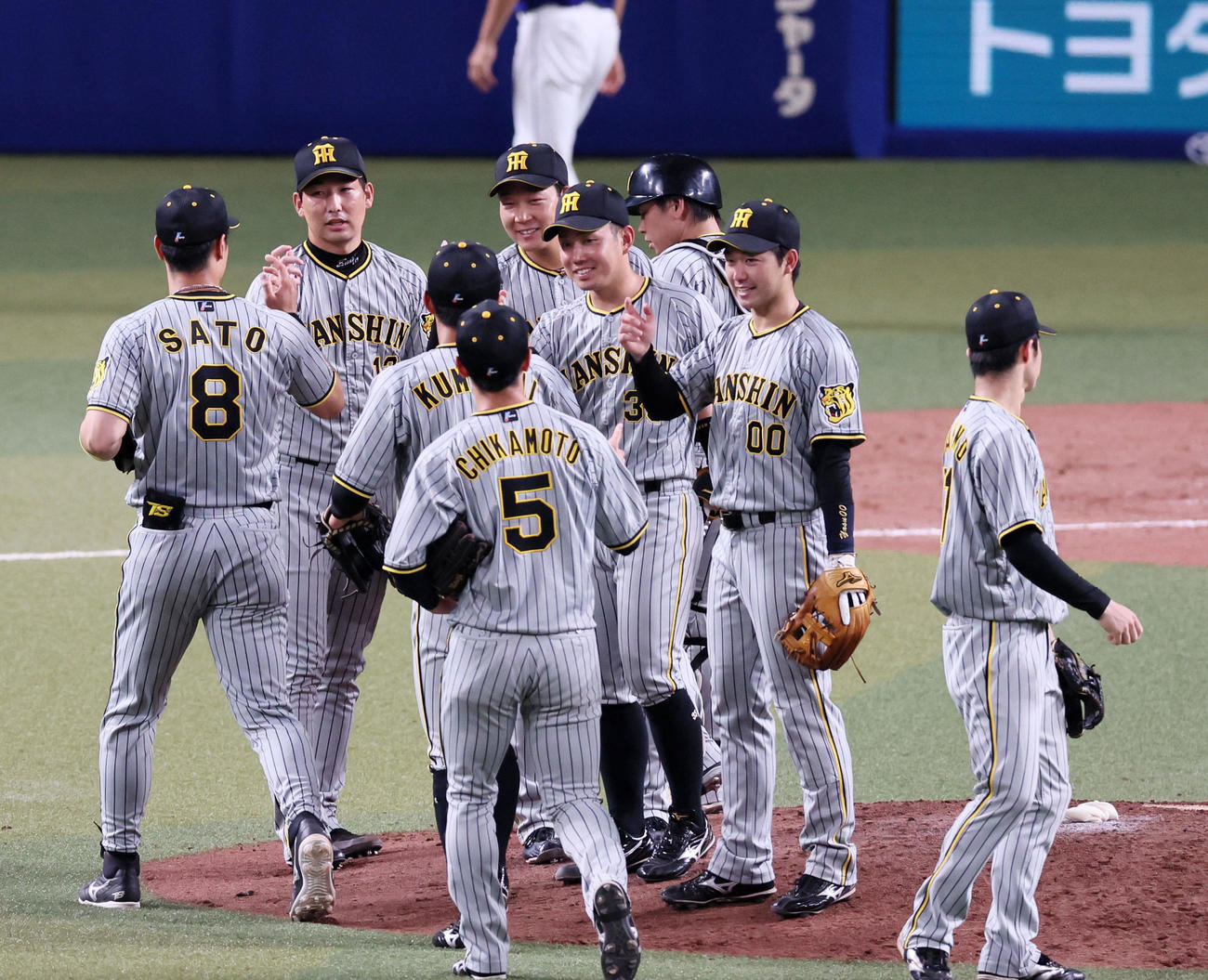 中日対阪神　中日に勝利しマウンドでナインとタッチする岩崎（撮影・加藤哉）