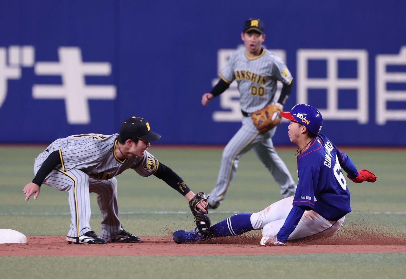 中日対阪神　3回裏中日2死一塁、岡林は二盗に失敗する。遊撃手は中野（撮影・上田博志）