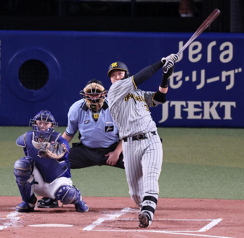 中日対阪神　2回表阪神無死一塁、大山は中越え2点本塁打を放つ（撮影・加藤哉）