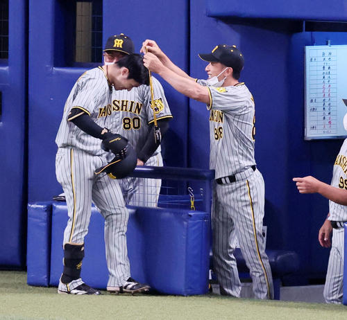 中日対阪神　3回表阪神1死、中野は右越えソロ本塁打を放ち次ベンチで矢野監督（右）からメダルをかけてもらう（撮影・加藤哉）