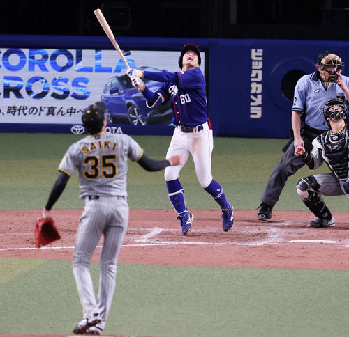 中日対阪神　5回裏中日2死満塁、岡林は三邪飛を打ち上げる。投手は才木（撮影・加藤哉）