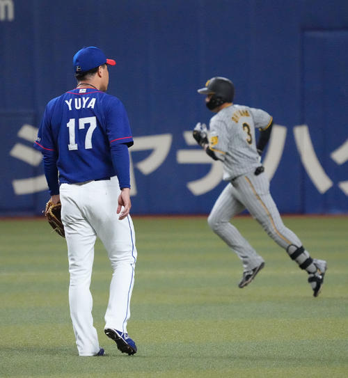 中日対阪神　2回表阪神無死一塁、大山に中越え2点本塁打を打たれた柳（左）（撮影・森本幸一）