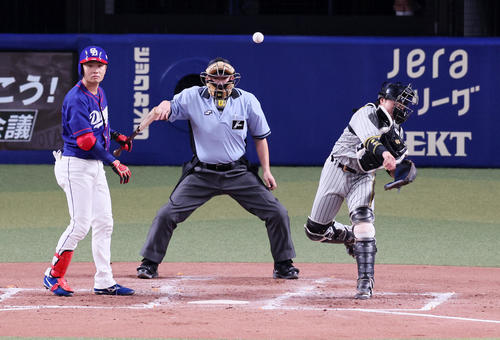 中日対阪神　3回裏中日2死一塁、梅野は打者溝脇のとき一塁走者岡林の二塁盗塁を刺す（撮影・加藤哉）